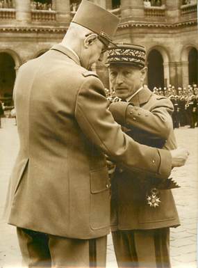 PHOTO ORIGINALE / PHOTO DE PRESSE / POLITIQUE "Le Général De Gaulle recevant la croix de la Légion d'Honneur dans la cour des Invalides"