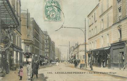 CPA FRANCE 92 "Levallois Perret, la rue Victor Hugo"