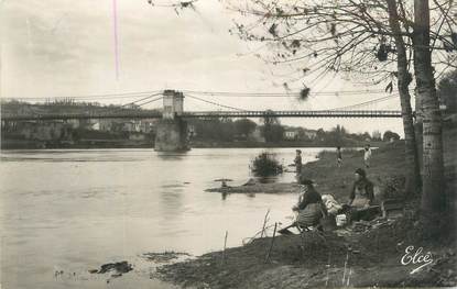 CPSM FRANCE 33 "Sainte Foy la Grande, le pont suspendu" / LAVEUSE