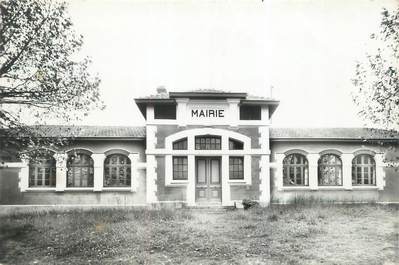 CPSM FRANCE 40 "Baigts, la mairie et les écoles"