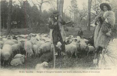 CPA FRANCE 40 "Landes, berger et bergère landais sur leurs échasses"