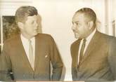 Photograp Hy PHOTO DE PRESSE ORIGINALE / USA "ROWAN, 1er ambassadeur des USA noir avec le président KENNEDY, 1963"