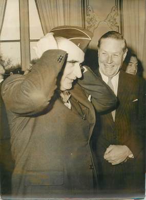 PHOTO DE PRESSE ORIGINALE / Cérémonie de l'amitié franco américaine avec l'ambassadeur des USA et POMPIDOU, 1963