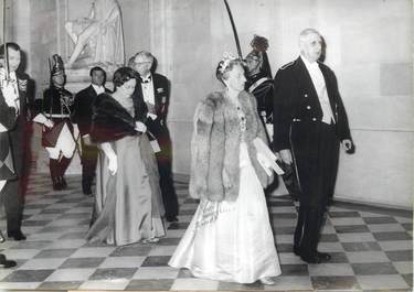 PHOTO DE PRESSE ORIGINALE / La Reine de Suède en compagnie du Général de Gaulleet de sa femme, 1963