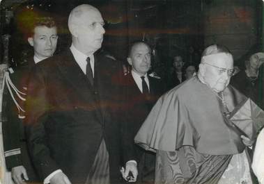 PHOTO DE PRESSE ORIGINALE / Le Général de Gaulle dans Notre Dame de Paris avec le Cardinal Feltin, 1963