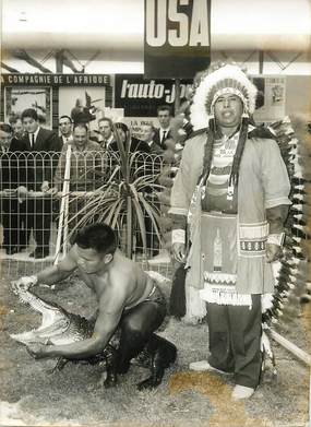 PHOTO DE PRESSE ORIGINALE / La Foire de Paris, Indiens alligator au stand d'une compagnie aérienne américaine