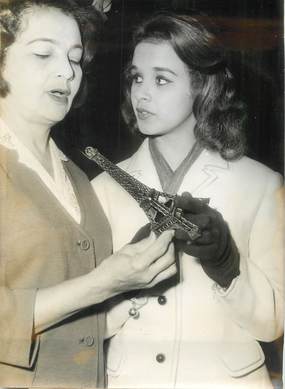 PHOTO DE PRESSE ORIGINALE / Miss Monde Carol Joan Crawford, jamaïcaine, à Paris / TOUR EIFFEL, 1963