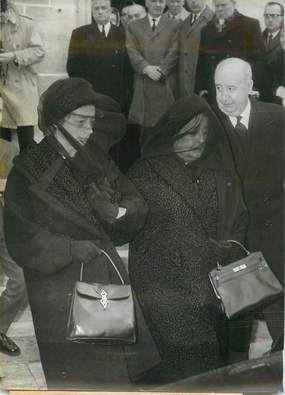 PHOTO DE PRESSE ORIGINALE / Les Obsèques de M. H. LAFOND, président de la Banque de l'Union parisienne, 1963, à Neuilly (92)