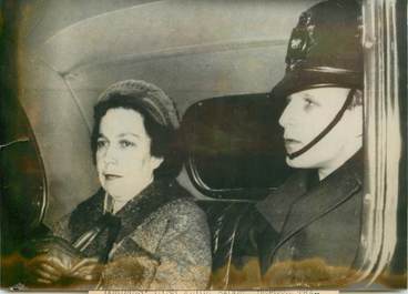 PHOTO DE PRESSE ORIGINALE / 1963, Miss A. Bacon, député travailliste, menacée par l'OAS et protégée par la Police londonienne