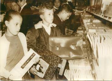 PHOTO DE PRESSE ORIGINALE / 1963, Dans une librairie du Bld Saint Denis, achat pour la rentrée scolaire