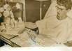 PHOTO DE PRESSE ORIGINALE / Mère de quintuplés américains en convalescence à Aberdeen, dans le Dakota, 1963