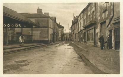 CPA FRANCE 86 "Monts sur Guesnes, la rue des Halles"