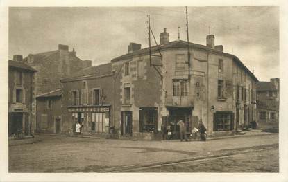 CPA FRANCE 86 "Monts sur Guesnes, carrefour route de Loudun, rue basse"