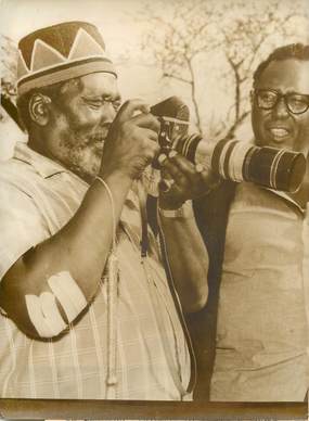 PHOTO DE PRESSE ORIGINALE / 1er ministre du Kenya à la réserve nationale de Tsavo, 1963