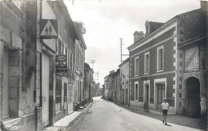 CPSM FRANCE 86 "Monts sur Guesnes, rue Saint Avertin"