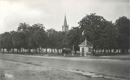 CPSM FRANCE 86 "Pleumartin, la place centrale"