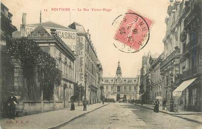 CPA FRANCE 86 "Poitiers, la rue Victor Hugo"