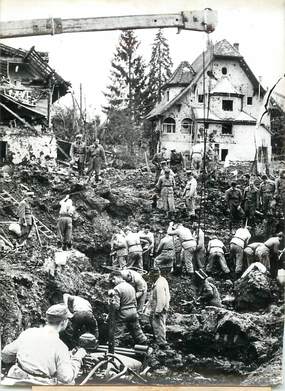 PHOTO ORIGINALE DE PRESSE "SUISSE, après la catastrophe aérienne de Duerrenaesch, les soldats helvétiques fouillent la carcasse de l'avion"