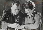 Theme PHOTO ORIGINALE DE PRESSE "URSS, La Soviétique Valentina Terechkova, première femme cosmonaute en compagnie de Gargarine"