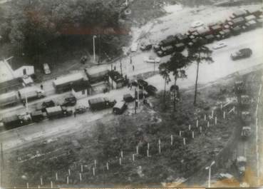 PHOTO ORIGINALE DE PRESSE "Un convoi militaire américain bloqué par les militaires soviétiques à Berlin Ouest" / GUERRE FROIDE