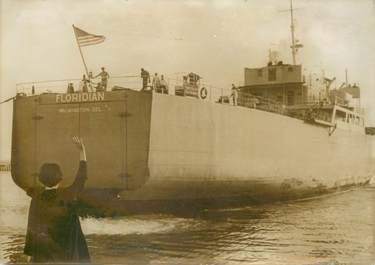 PHOTO ORIGINALE DE PRESSE / USA "Le Cargo américain FLORIDIAN venant de Porto Rico et accostant le 29 mars 1963 à Miami"