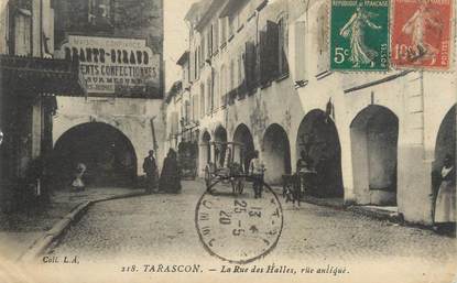 CPA FRANCE 13 "Tarascon, la rue des Halles, rue Antique"