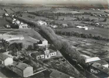 CPSM FRANCE 13 "Saint Martin de Crau, vue aérienne sur une partie du village"