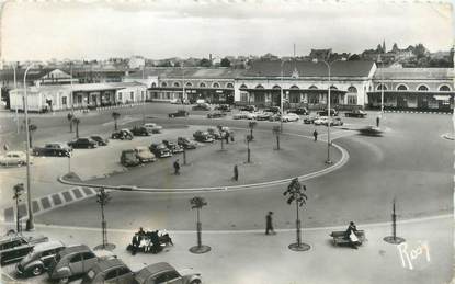 CPSM FRANCE 35 "Rennes, la gare SNCF" / AUTOMOBILE