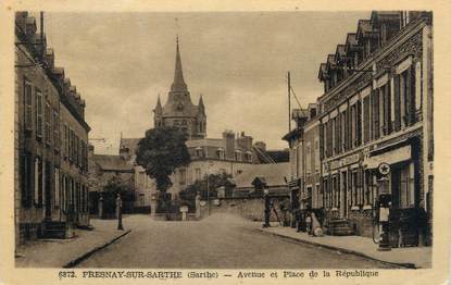 CPA FRANCE 72 "Fresnay sur Sarthe, avenue et place de la république" / POMPE A ESSENCE