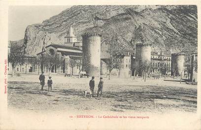 CPA FRANCE 04 "Sisteron, la cathédrale et les vieux remparts"