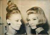 Theme PHOTO DE PRESSE / PHOTO ORIGINALE / MODE / COIFFURE "Mannequins de la Maison DIOR se faisant coiffer"