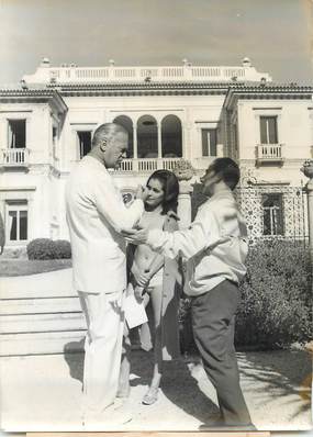 PHOTO DE PRESSE / PHOTO ORIGINALE / CINEMA " Curd JURGENS en tournage à la Villa Rothschild de Saint Jean Cap Ferrat: Rencontre à Salzbourg"