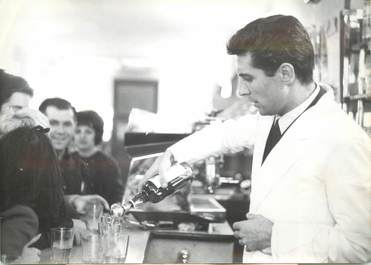 PHOTO DE PRESSE / PHOTO ORIGINALE " Gilbert BECAUD a revêtu la veste de Barman à l'occasion d'une émission radiophonique, 1963"