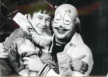 PHOTO DE PRESSE / PHOTO ORIGINALE "le jeune comédien RAMUNTCHO et P. MONDY en clown dans une scène de l’Enfant du Cirque"