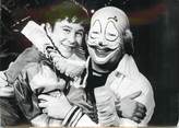 Theme PHOTO DE PRESSE / PHOTO ORIGINALE "le jeune comédien RAMUNTCHO et P. MONDY en clown dans une scène de l’Enfant du Cirque"