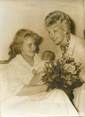 Theme PHOTO DE PRESSE / PHOTO ORIGINALE "Pour la Fête des Mères 1963, les fleuristes et horticulteurs de France offrent des bouquets aux mamans de la Maternité de la Pitié Salpêtrière"