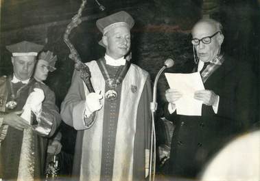 PHOTO DE PRESSE / PHOTO ORIGINALE "Le Tapissier Jean LURCAT après son intronisation Chevalier du Taste-vin"