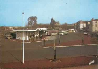 CPSM FRANCE 17 "Rochefort sur Mer, la gare routière" / BUS