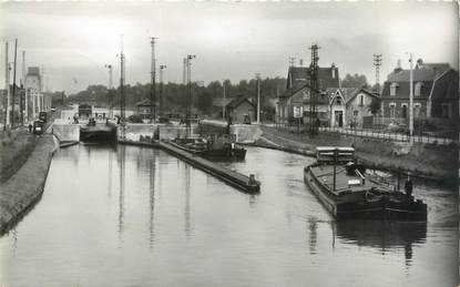 CPSM FRANCE 02 "Chauny, canal de Saint Quentin" / PENICHE