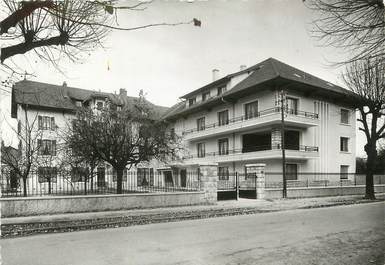 / CPSM FRANCE 74 "Annecy, pension Jeanne Antide, rue du 30ème Régiment d'Infanterie"