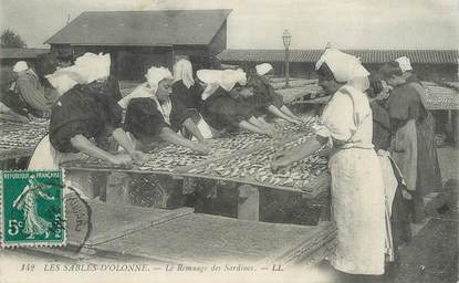 CPA FRANCE 85 "Sables d'Olonne, le remuage des Sardines"