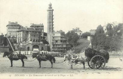 CPA FRANCE 35 "Dinard, les ramasseurs de Varech sur la plage" / ATTELAGE