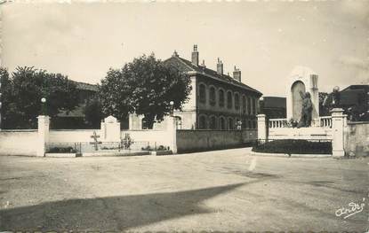 CPSM FRANCE 38 "Moirans, monument aux morts et les écoles"