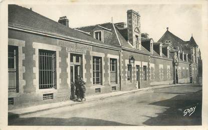 CPSM FRANCE 56 "Ploërmel, la poste et la gendarmerie"