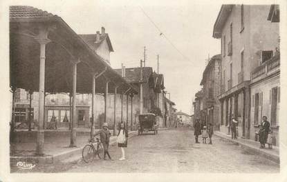 CPA FRANCE 38 "Saint Etienne de Saint Geoirs, les Halles"