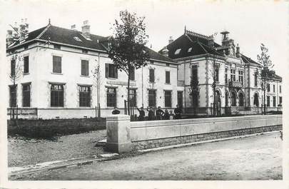 CPSM FRANCE 38 "Saint Simeon de Bréssieux, groupe scolaire"