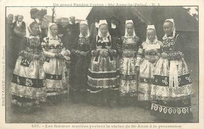 CPA FRANCE 29 "Sainte Anne La Palud, les femmes mariées portant la statue"