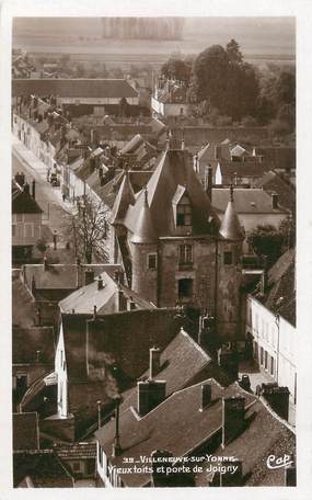 CPSM FRANCE 89 "Villeneuve sur Yonne, vieux toits et porte de Joigny"