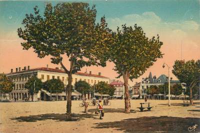 CPA FRANCE 69 "Villefranche en Beaujolais, place du promenoir"