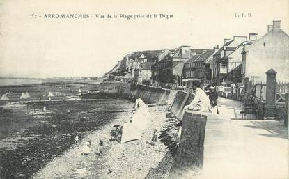 CPA FRANCE 14 "Arromanches, vue de la plage prise de la digue "